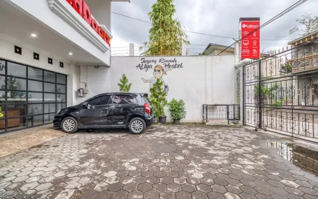 Sugeng Rawuh Aliya Hostel by RedDoorz