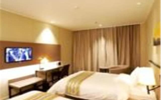 Home Inn (Jinan Railway Station Subway Station Mingquan Plaza store)