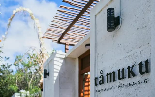 Tamuku Padang Padang, CARI Surf Camp