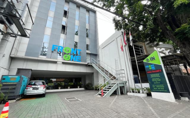 Front One Hotel Gresik