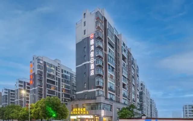 Jinhong Holiday Hotel (Xinyang Century Plaza)