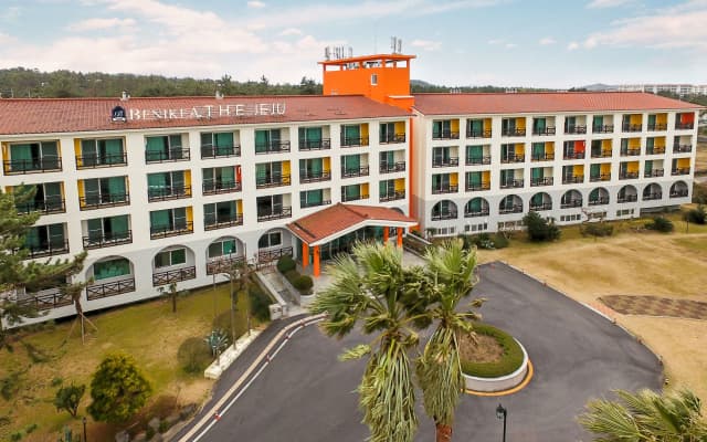 Whinstone Hotel and Resort