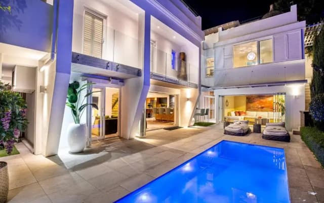 Clifton YOLO Spaces – Clifton Private Beach Villa