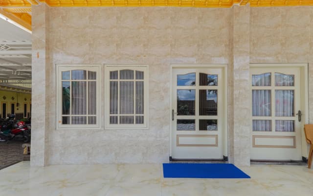RedDoorz Plus @ Villa Bontes Batu