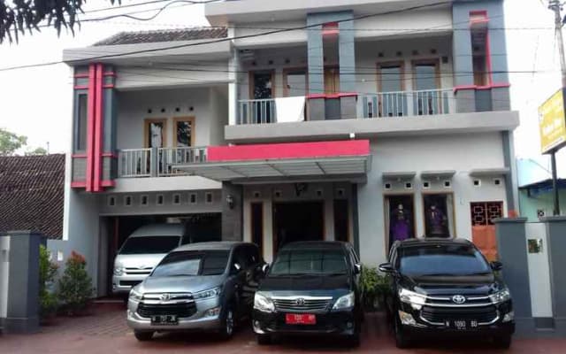 OYO 1306 Kraton Mas Family Residence