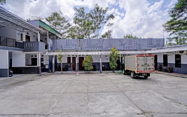 OYO 90405 Penginapan Sasti KuninganNearTaman Cirendang