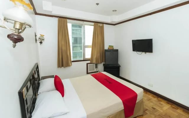 RedDoorz Near Rockwell Mall