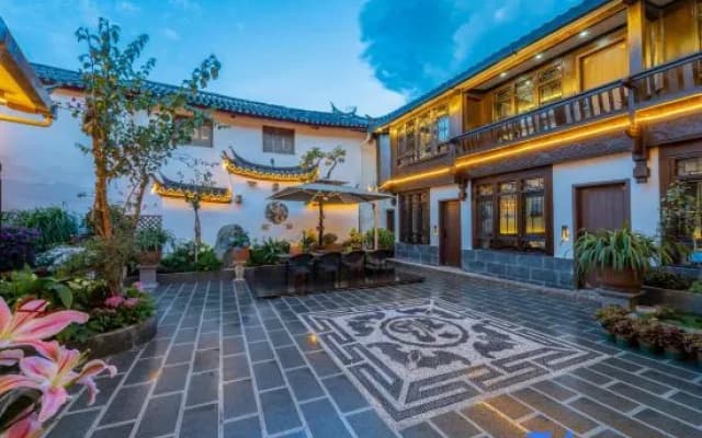 Bashilai Inn (Lijiang Ancient City Mufu Branch)
