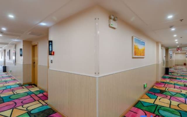 Shell Hotel (Fuyang Railway Station No. 10 Middle School Branch)
