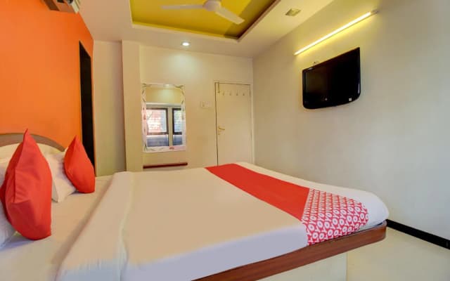 OYO 77484 Hotel Saroj