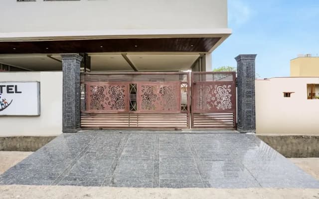 FabHotel Johar Inn