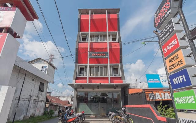 RedDoorz near Stadion Sanaman Mantikei