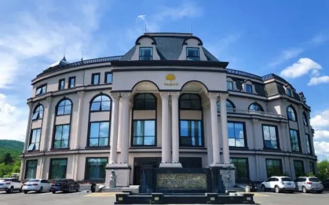 Baoyu Longhua Hot Spring Hotel
