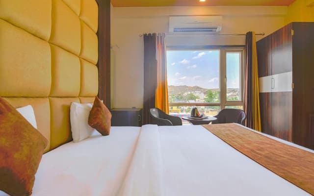 Fabhotel Prime The Royal Galaxy