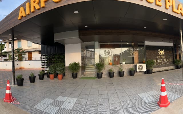 Airport Avenue Plaza