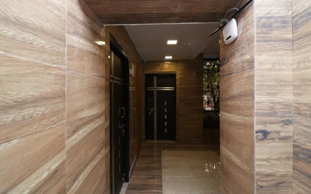 OYO Flagship 27998 Golden Inn