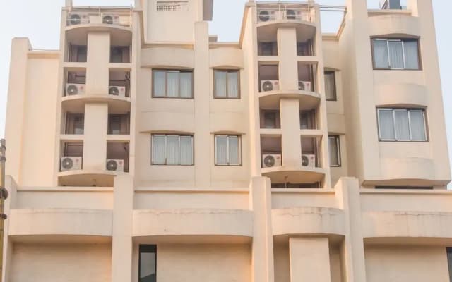 OYO 13089 Hotel Gold Crest