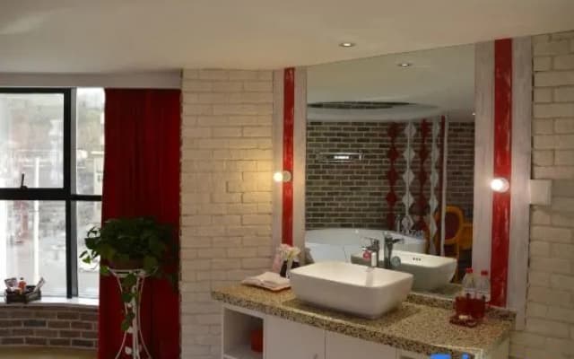 Xiaowang Kingdom Theme Hotel (Shiyan Railway Station North Square Beijing South Road Branch)