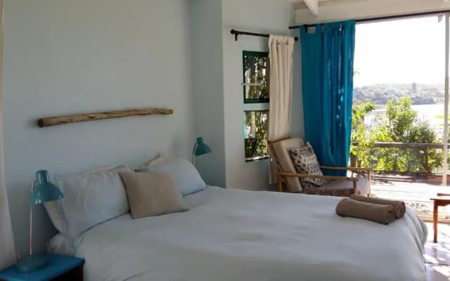 Buccaneers Lodge & Backpackers