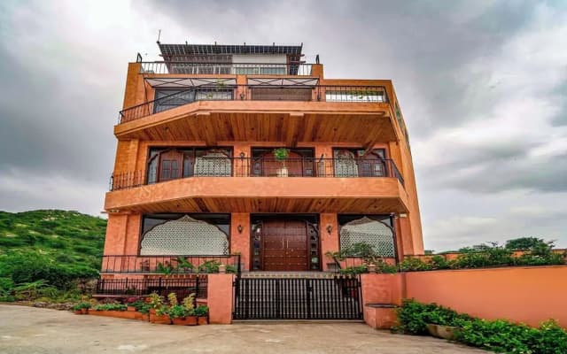 Artisav House