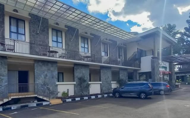 RedDoorz Premium @ Griya Inkoppabri Cisarua Puncak