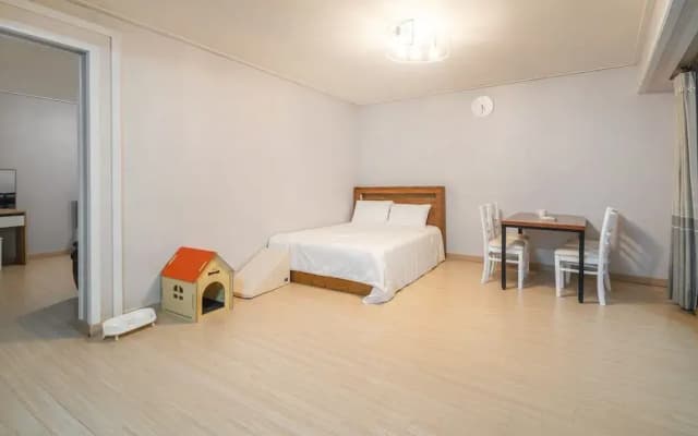 Pocheo Welcome Paw and Meow Pet Pension