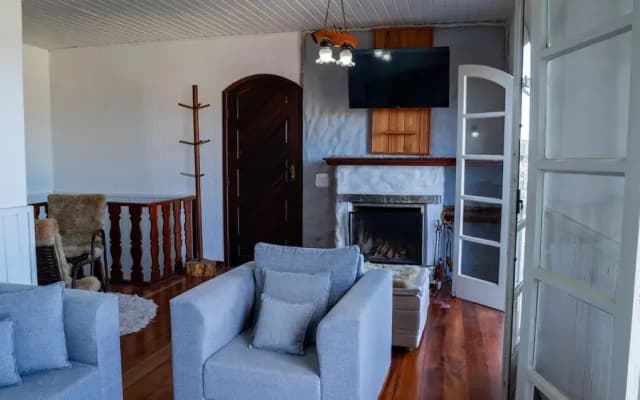 Casa com Lareira Wi-fi e Varanda com Vista