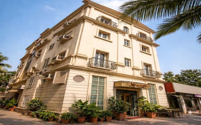 Hotel Benzy Palace