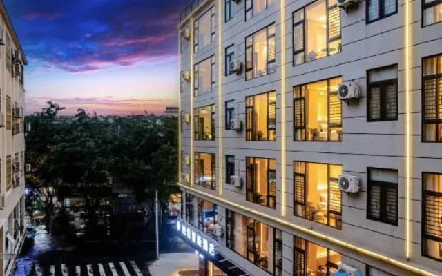Qionghai Yijia Intelligent Hotel