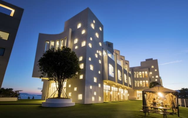 La Terrace Club Hotel & Villa