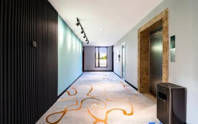 Zhengzhou University Institute of Technology Hotel