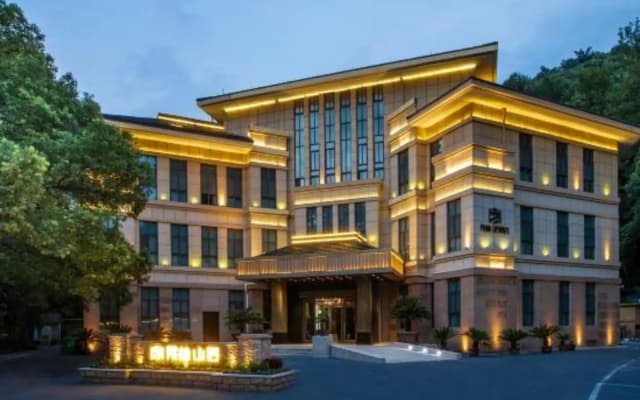 Longlin Shanju Holiday Hotel