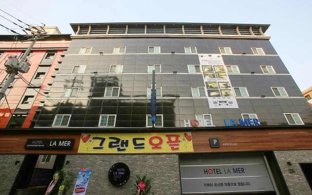 Suwon City Hall Station La Mer