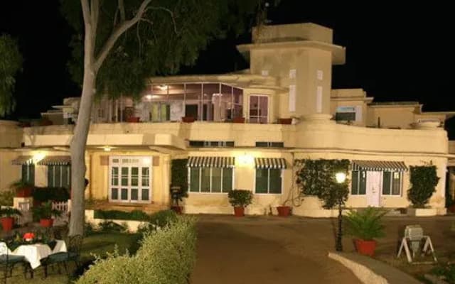 Shikarbadi Hotel