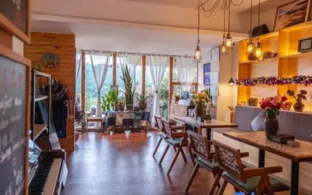 Yuanyang Huaweiwo No.2 Inn (Duoyishu Terraced Field Sunrise Inn)