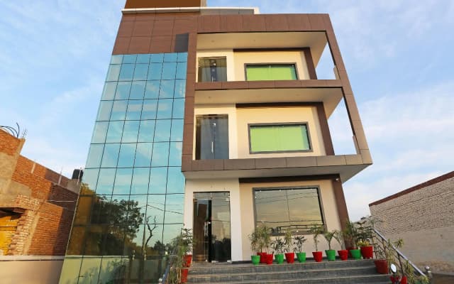 FabHotel Aakarshan Paradise