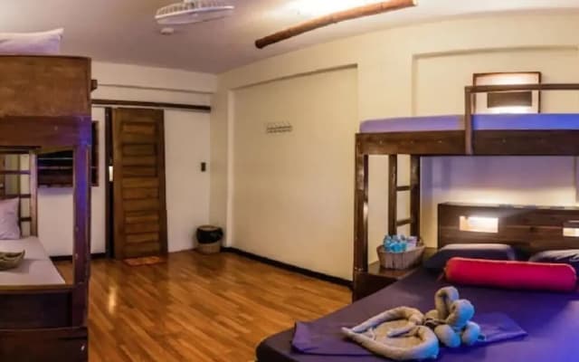 Outpost Hostel - Coron - Adults Only