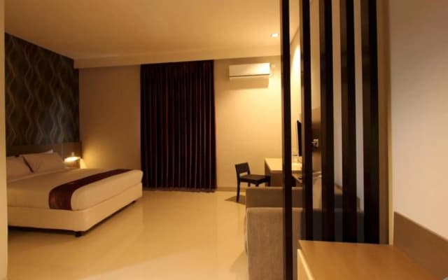 Smile Hotel by RedDoorz
