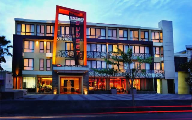 100 Sunset Hotel