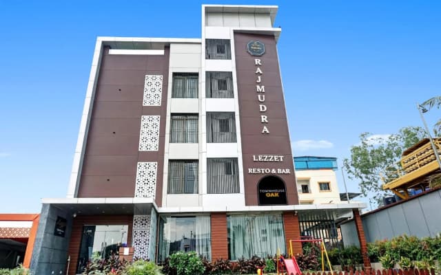 Super Oyo Townhouse Oak Hotel Rajmudra