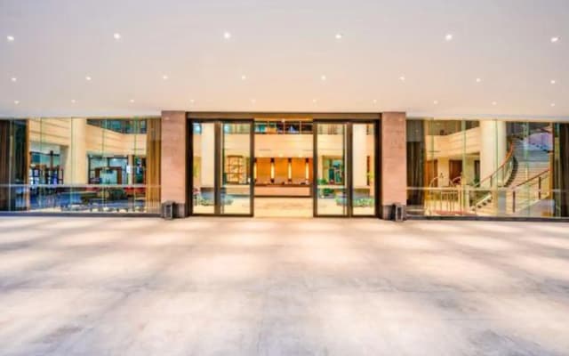 Haikou Weihao Hot Spring Hotel (Provincial Government Riyue Square)