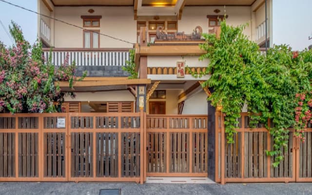 RedDoorz Plus near Lempuyangan Station 4