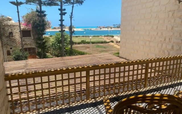 Sunny 4-Bedroom Townhouse Families Only
