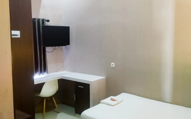 RedDoorz Syariah near Sultan Syarif Kasim II Airport