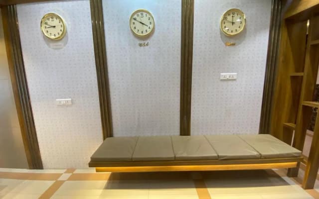 Hotel Bkc Crown - Near Trade Centre