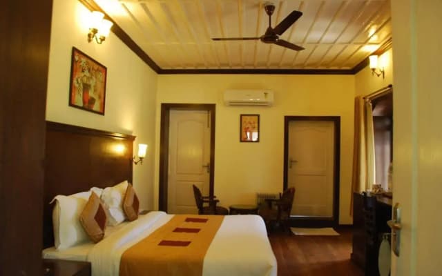 OYO 11839 Hotel Paradise Mansion