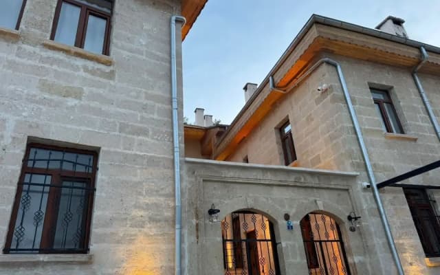 Colina Stone House