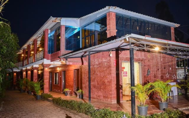 Hotel On the Rocks