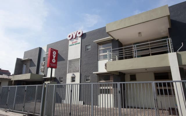 OYO 143 Dukuh Kupang Residence