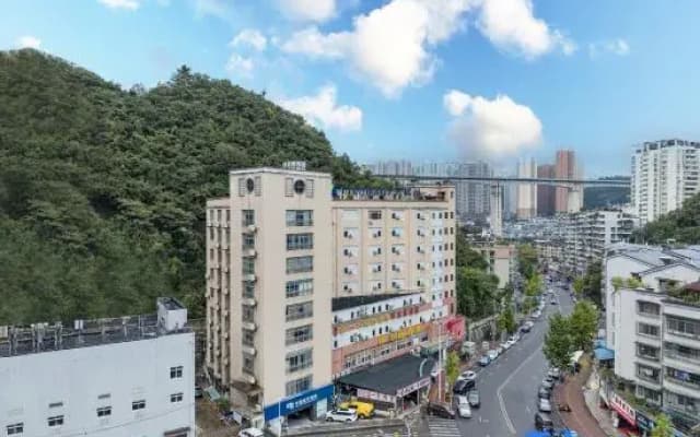 7 Days Premium Hotel (Guiyang Qianlingshan Park Gaicha Road Subway Station Branch)